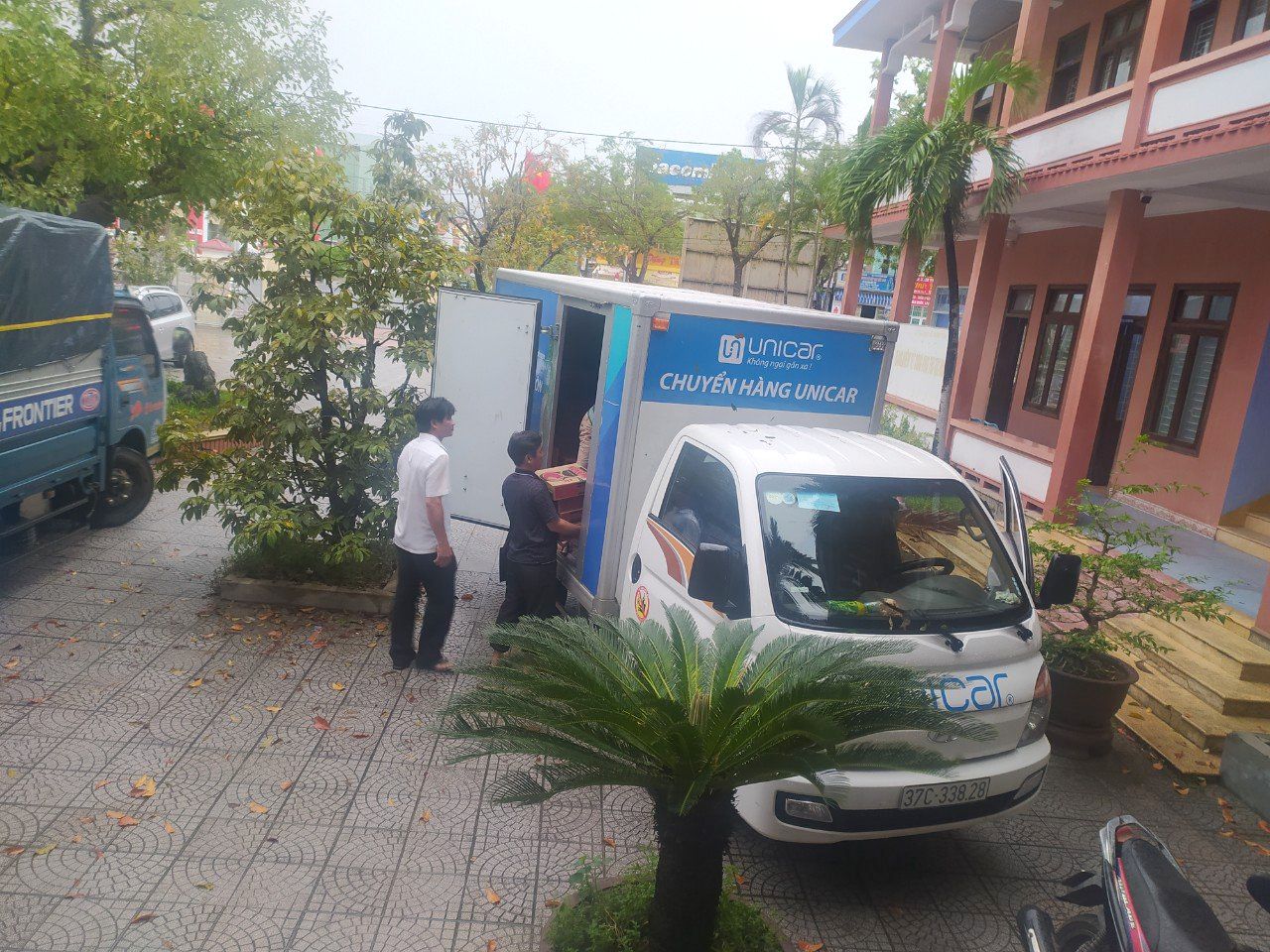 UNICAR HỖ TRỢ XE TẢI CHỞ HÀNG CỨU TRỢ VÀO TÂM LŨ